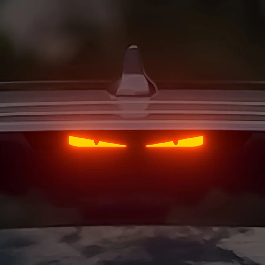 Adhesivo Reflectante “Ojos de Monstruo” para Luz Trasera de Automóvil - Imagen 4